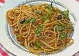 Spaghetti mit rotem Pesto, Fenchel und schwarzen Oliven