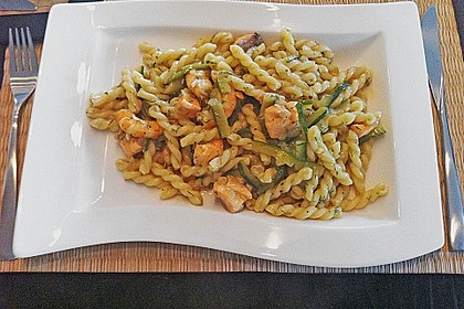 Caipirinha-Nudeln mit Lachs und Garnelen