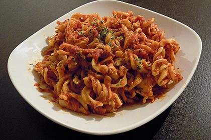 H&auml;hnchen und Austernpilze in Tomatensauce mit Nudeln