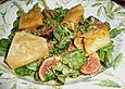 Feta-Taschen mit Honig-Feigen und Sesam auf Feldsalat