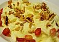 Apfel-Baiser-Schaum mit Mandelsplittern und Granatapfelkernen