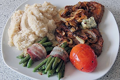 Pfeffersteak mit Prinzessbohnen an Blumenkohlp&uuml;ree
