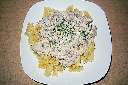Nudeln mit Hackfleisch, Champignons und Zucchini in K&auml;se-Sahne Sauce