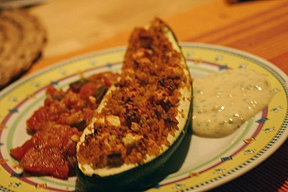 Zucchini mit Couscous-Feta-F&uuml;llung auf Tomatenbett  "SuperNova"