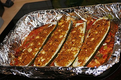Zucchini mit Couscous-Feta-F&uuml;llung auf Tomatenbett  "SuperNova" 1