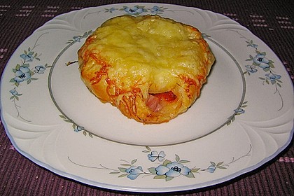 Bl&auml;tterteigtascherl nach Art von Pizza *Hawaii*
