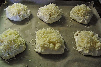 Bl&auml;tterteigtascherl nach Art von Pizza *Hawaii* 1