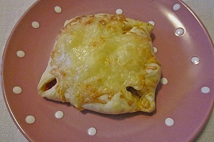 Bl&auml;tterteigtascherl nach Art von Pizza *Hawaii* 2