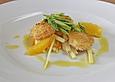 Panierte Jakobsmuschel auf Spargelsalat im Orangensud