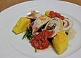 Involtini von der Pute auf Blattspinat mit Polentaschnitte und Tomatensauce