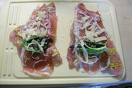 Involtini von der Pute auf Blattspinat mit Polentaschnitte und Tomatensauce 1