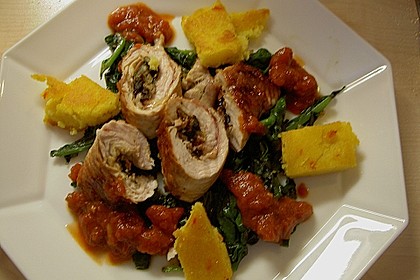 Involtini von der Pute auf Blattspinat mit Polentaschnitte und Tomatensauce 3