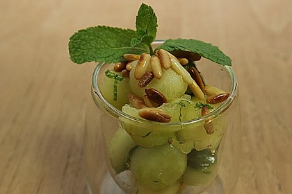Gurken-Melonen-Salat mit Pinienkernen und Minzbl&auml;ttern