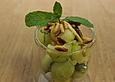 Gurken-Melonen-Salat mit Pinienkernen und Minzbl&auml;ttern