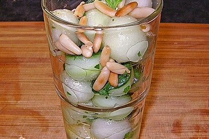 Gurken-Melonen-Salat mit Pinienkernen und Minzbl&auml;ttern 1