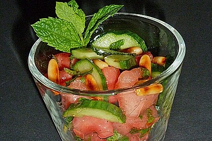 Gurken-Melonen-Salat mit Pinienkernen und Minzbl&auml;ttern 2