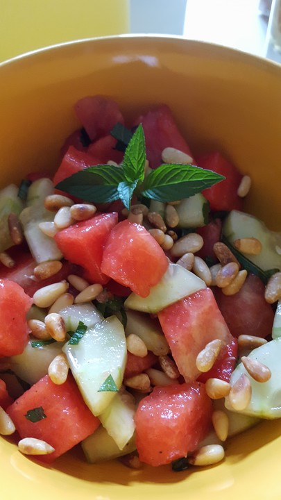 Gurken-Melonen-Salat mit Pinienkernen und Minzblättern (Rezept mit Bild ...