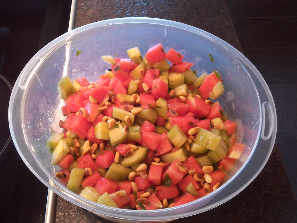 Gurken-Melonen-Salat mit Pinienkernen und Minzblättern (Rezept mit Bild ...