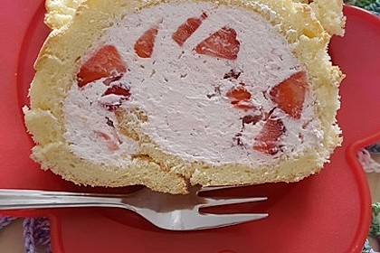 Biskuitrolle mit Erdbeerfüllung 10