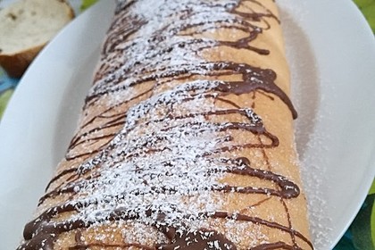 Biskuitrolle mit Erdbeerfüllung