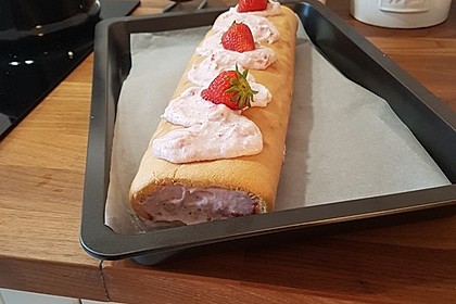 Biskuitrolle mit Erdbeerfüllung 2