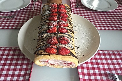 Biskuitrolle mit Erdbeerfüllung 11