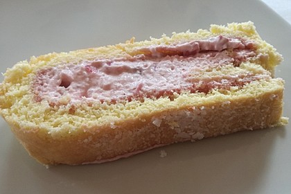 Biskuitrolle mit Erdbeerfüllung 61
