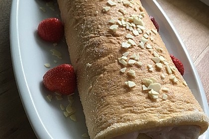 Biskuitrolle mit Erdbeerfüllung 36