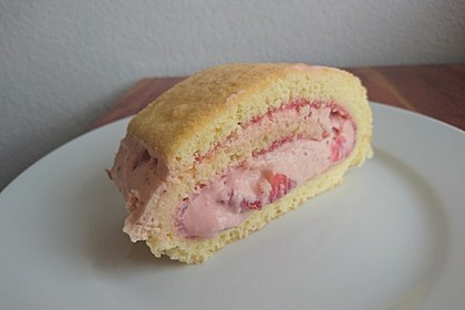 Biskuitrolle mit Erdbeerfüllung 34