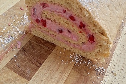 Biskuitrolle mit Erdbeerfüllung 25