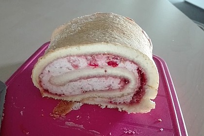 Biskuitrolle mit Erdbeerfüllung 26