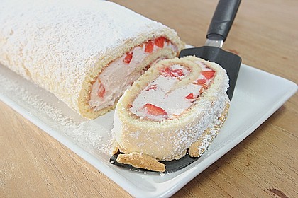 Biskuitrolle mit Erdbeerfüllung 6
