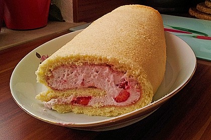 Biskuitrolle mit Erdbeerfüllung 45