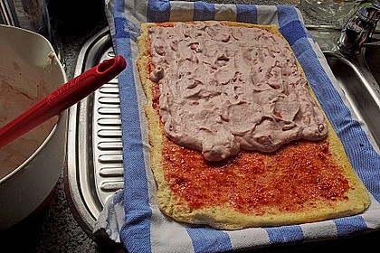 Biskuitrolle mit Erdbeerfüllung 46