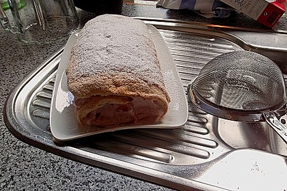 Biskuitrolle mit Erdbeerfüllung 62