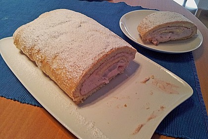 Biskuitrolle mit Erdbeerfüllung 50