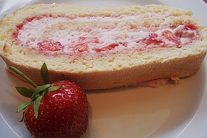 Biskuitrolle mit Erdbeerfüllung 28