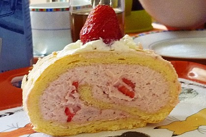 Biskuitrolle mit Erdbeerfüllung 38