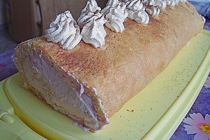 Biskuitrolle mit Erdbeerfüllung 51