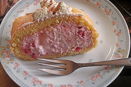Biskuitrolle mit Erdbeerfüllung 37