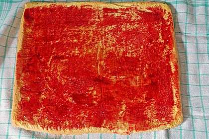 Biskuitrolle mit Erdbeerfüllung 60