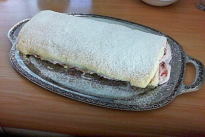 Biskuitrolle mit Erdbeerfüllung 58