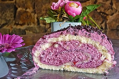 Biskuitrolle mit Erdbeerfüllung 16