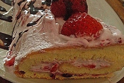 Biskuitrolle mit Erdbeerfüllung 55