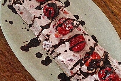 Biskuitrolle mit Erdbeerfüllung 47