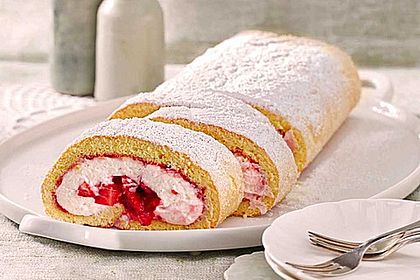 Biskuitrolle mit Erdbeerfüllung 1