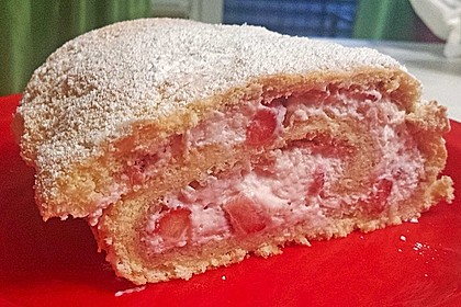 Biskuitrolle mit Erdbeerfüllung 49