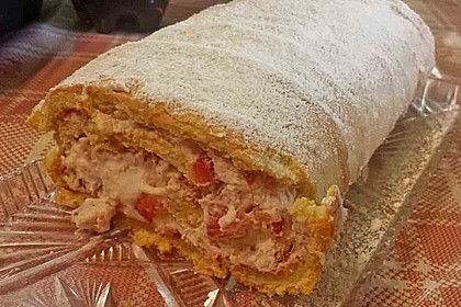Biskuitrolle mit Erdbeerfüllung 56