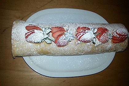 Biskuitrolle mit Erdbeerfüllung 27