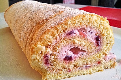 Biskuitrolle mit Erdbeerfüllung 22